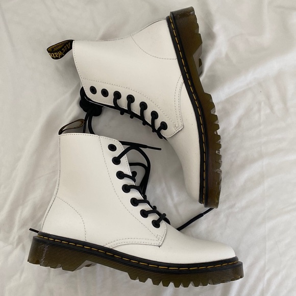 Dr. Martens Shoes - White dr. Martens